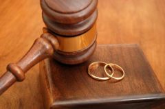 المحكمة تفسخ زواج ثمانيني من قاصر وتحيل المأذون للتحقيق