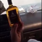 بالفيديو.. شاب قادم من البحرين ينشر مقطعاً يوضح كيفية تهريبه لزجاجة خمر
