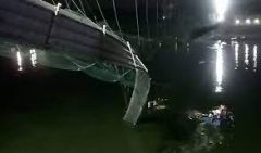 شاهد…مصرع 68 شخصا جراء انهيار جسر معلّق في #الهند