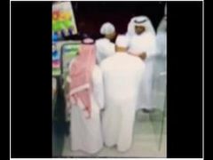 بالفيديو.. 4 أشخاص يسرقون محفظة مواطن في سوبر ماركت بطريقة جديدة
