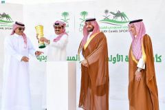 الأمير عبدالله بن فهد بن عبدالله يكرم الفائزين في #كأس_الأولمبية_للهجن
