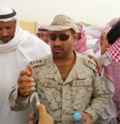 بالفيديو.. مشهد مؤثر لقائد عسكري لحظة دفن الشهيد “الجعفري”