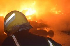 مدني جدة يخمد حريق إندلع في مصنع الإسفنح