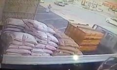 بالفيديو … شاب يسرق 7 أكياس أرز في دقيقة من مطعم شهير بالرياض