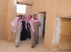بالصور .. امير الشمالية يزور قصر الملك عبدالعزيز التاريخي في لينه