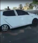 بالفيديو.. سقوط «عمود إنارة ضخم» على سيارة في #الرياض