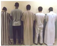شرطة الرياض تطيح بـ 6 سعوديين تخصصوا في السلب وخطف حقائب النساء