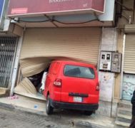 بالصورة … سيارة تقتحم محل تجاري مغلق ببريدة
