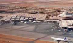 بالفيديو.. مسافر أوروبي مضطرب نفسياً يثير الهلع في مطار الملك خالد بالرياض