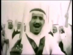 مقطع فيديو نادر يجمع 5 ملوك سعوديين أثناء أدائهم العرضة بينهم الملك سلمان