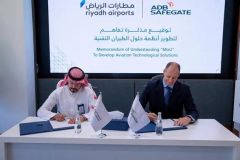 مطارات الرياض وADB SAFEGATE يوقعان مذكرة تفاهم لتطوير حلول أنظمة الطيران التقنية