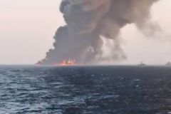 غرق سفينة حربية إيرانية بعد اندلاع حريق فيها