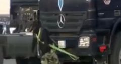 بالفيديو.. أحد ​رجال ​قوات ​أمن الحج يسحب شاحنة نقل ثقيل بمفرده