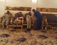 خادم الحرمين يوافق على استقبال 9 يمنيين عائدين من معتقل غوانتانامو