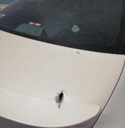 مجهول يُطلق النار على سيارة معلِّم بتثليث
