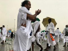 أمطار الرحمة تهطل على #عرفات وضيوف الرحمن يتضرّعون بالدعاء