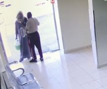 حارس أمن يوقف معتلاً نفسياً قبل حرق مستشفى حكومي