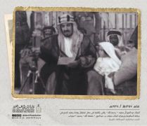 شاهد .. صورة تاريخية لـ”المؤسس” وبجواره #الملك_سلمان قبل 84 عامًا