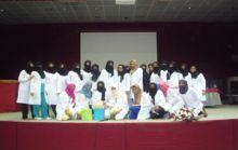 طالبات الطب في جامعة أم القرى يثقفون المدارس عن الإكتشاف المبكر لأورام الصدر