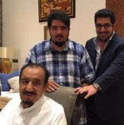 أحدث صورة لخادم الحرمين من المغرب مع “نواف بن فيصل” و”عبدالعزيز بن فهد”