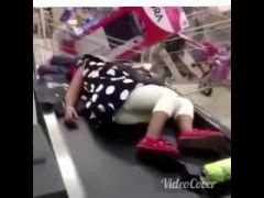 ​بالفيديو.. سيدة تترك ابنتها نائمة على “كاونتر” المحاسبة لتلحق بعروض التخفيضات