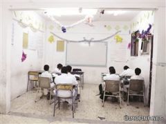 طالب ينظف في مدرسة «متهالكة» …و«التربية» تنتظر شكوى من ولي أمره