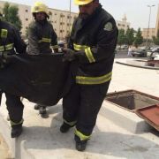 “مدني جدة” ينتشل مقيماً هندياً سقط في خزان وقود
