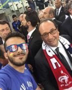 مشجع سعودي يلتقط “سيلفي” مع رئيس فرنسا