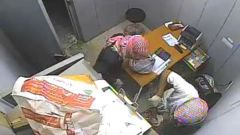 بالفيديو.. لصان يسرقان خزانة أموال من أحد المتاجر بوادي الدواسر