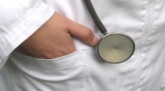 الكشف عن طبيب عربي يمارس مهنته بشهادة مزورة منذ 10 أعوام بالقصيم