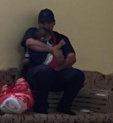 صورة مؤثرة.. “مسعف الهلال الأحمر” يحتضن طفلاً توفي والداه بحادث التدافع
