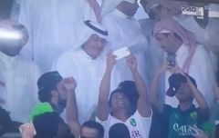 جماهير الأهلي تتفاعل مع الرمز الأمير خالد بن عبدالله – صورة