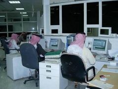 خبراء: خفض ساعات العمل يجذب السعوديين للقطاع الخاص