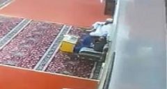 بالفيديو .. وفاة عامل بعد أدائه للصلاة في الرياض