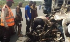 #نيجيريا: مصرع 18 شخصاً «حرقاً» جراء تصادم حافلة ركاب بشاحنة