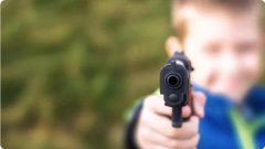طفل عمره 6 سنوات يطلق النار على معلمته في #أميركا