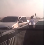 بالفيديو.. شاب يعتدي بـ ‘الساطور’ على قائد مركبة بإشارة مرور