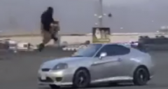 بالفيديو.. قفزة جندي من قوات الأمن فوق سيارة مسرعة تنال إعجاب ولي العهد والحضور