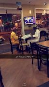 صورة لمواطن يتناول طعامه برفقة عامل نظافة داخل مطعم تثير إعجاب المغردين عبر “تويتر”