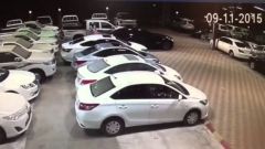 بالفيديو .. لحظة قيام شخص بسرقة سيارة BMW من معرض في مكة
