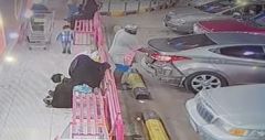 بالفيديو.. محاولة فاشلة من شاب لسرقة مواطنة أمام أحد المحال التجارية بالرياض