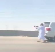 بالفيديو .. قائد مركبة يترجل منها ويشهر رشاشاً بوجه آخر وسط طريق سريع