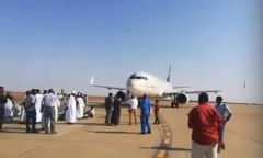 بالفيديو .. اعتراض طائرة سعودية قبل إقلاعها بالسودان