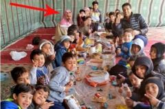 صورة لمعلم القرآن “الحجي” وهو يتناول الطعام مع طلابه تثير أحزان المغردين