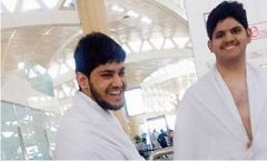 بالصورة.. شابان يلجآن إلى حيلة طريفة للحاق بطائرتهما بعد رفض مطار الرياض دخولهما وسط استغراب المسافرين